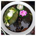 statues grenouilles decoratives vert rouge feuilles fleurs lotus bassin decoration humoristiqueextérieur maison