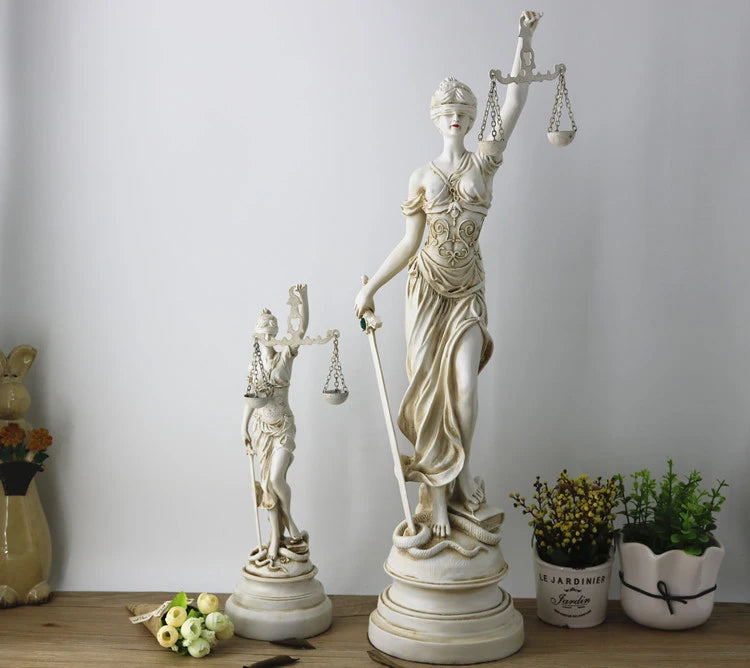 statue ornementale justice égale balance épée détail classique blanc orDecoration intérieure antique modernisée