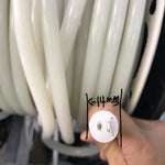 Tube néon LED rouge formant un cœur sur un mur blanc