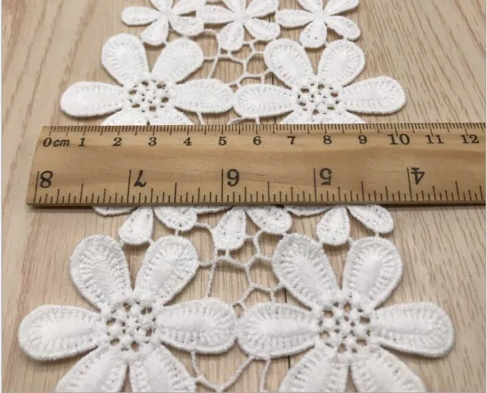 dentelle polyester fleurs blanches traditionnelle opaques haute qualité couture décoration artisanale solubre ecolo