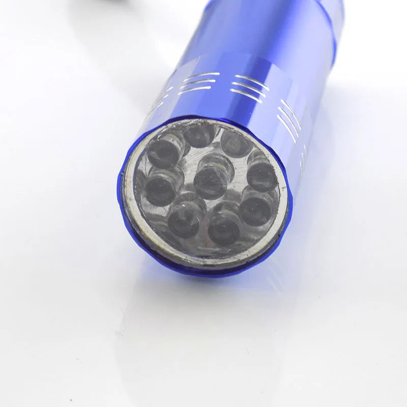lampe torche argent rouge bleu noire lisse moderne compact cordelette porte clés rechargeable led