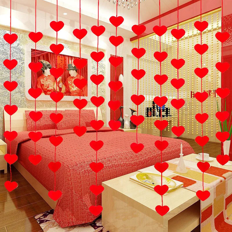 Guirlande de cœurs saphir profond suspendue dans une chambre romantique