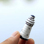 phare miniature résine pyramide blanc noir bleu rouge rayures horizontales artisanal decoratif porte fenetre