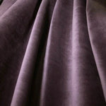 Tissu drapé violet foncé avec un aspect luxueux et soyeux, idéal pour la décoration intérieure, confection de rideaux ou accessoires de mode élégants.