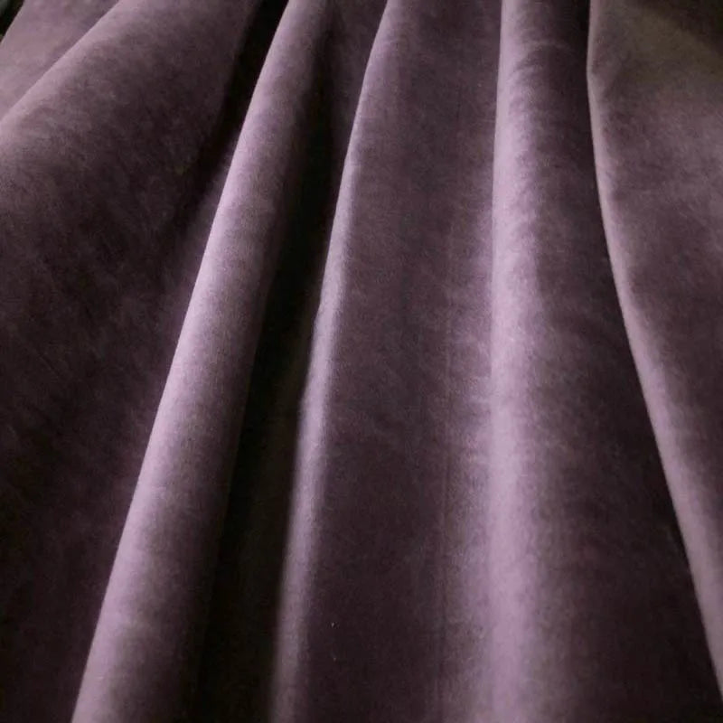 Tissu drapé violet foncé avec un aspect luxueux et soyeux, idéal pour la décoration intérieure, confection de rideaux ou accessoires de mode élégants.