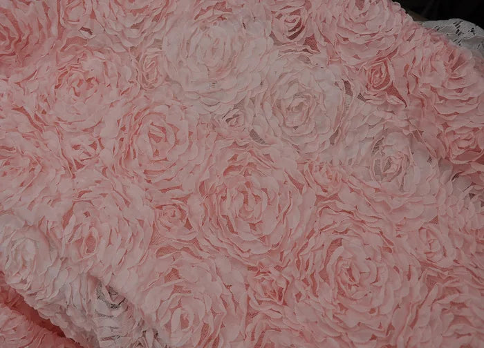 tissu mousseline rose motif fleuri romantique transparent délicat floral soie semi transparent scène