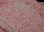 tissu mousseline rose motif fleuri romantique transparent délicat floral soie semi transparent scène