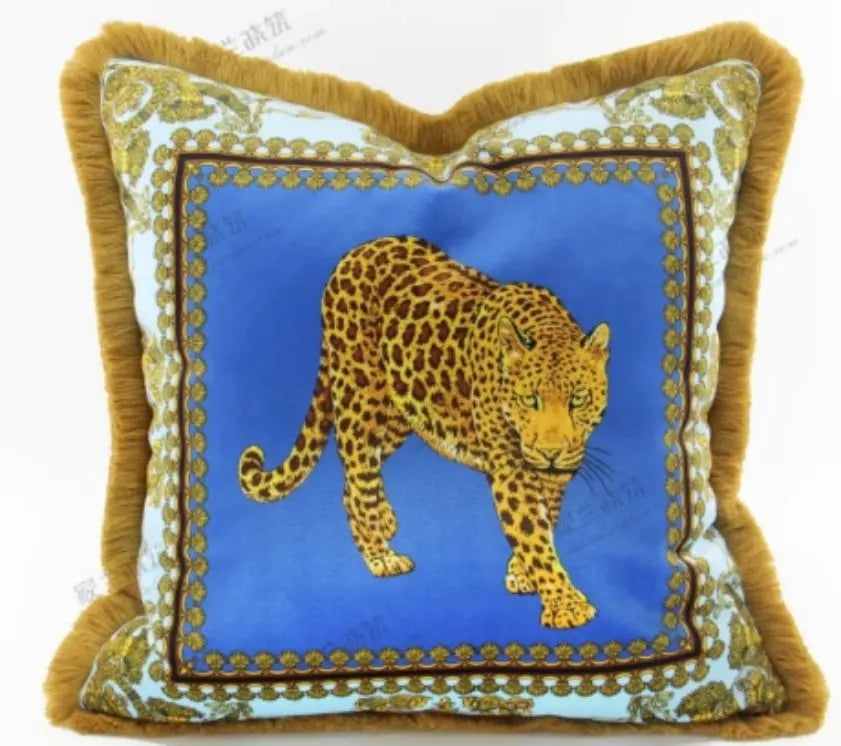 coussin décoratif motif léopard imprimé bordure frangée animalier coton polyester bleu jaune marron