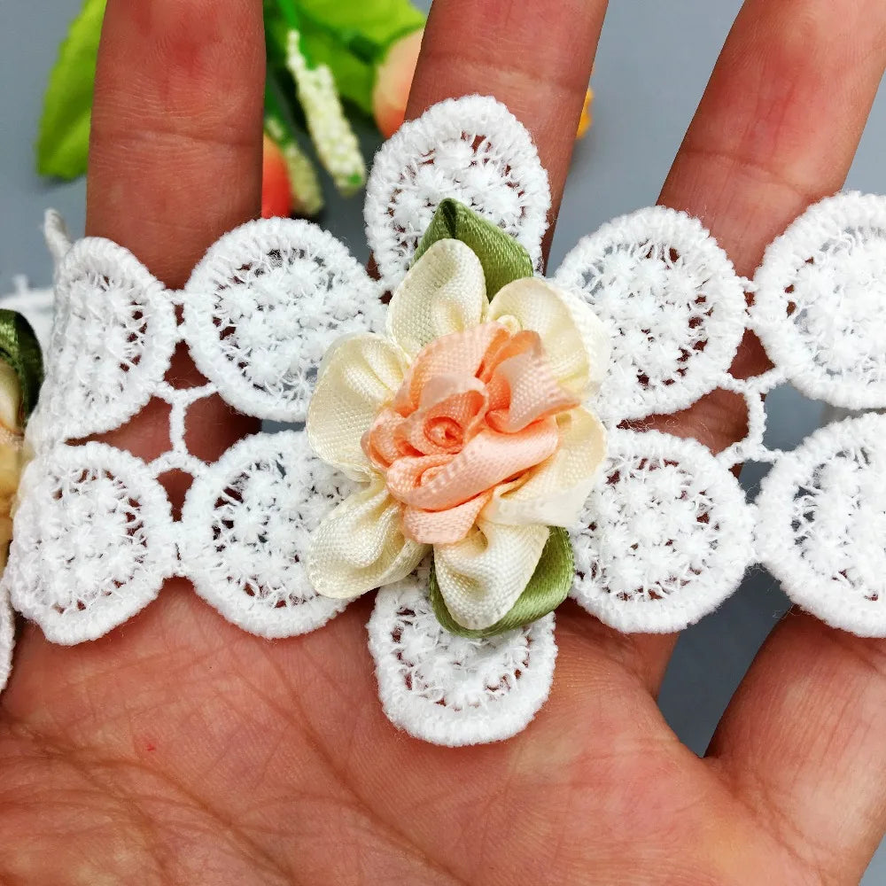 ruban dentelle fleurs tissu blanc décor romantique vintage headbands chapeaux mariage événements luxes accessoires