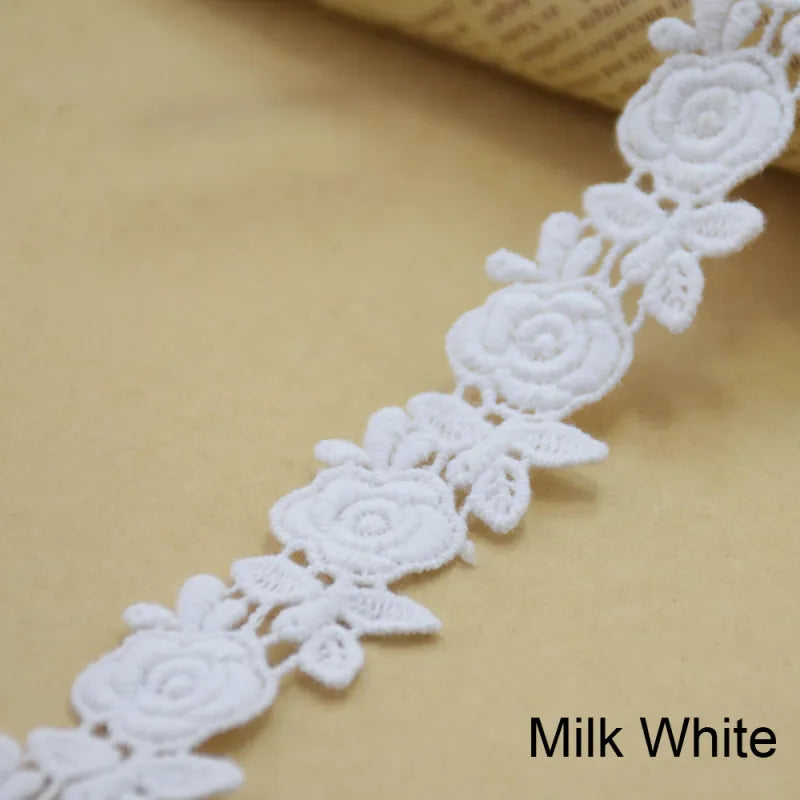 ruban dentelle coton blanc motifs floraux roses feuilles romantique ajouré 2.5cm écologique soluble eau