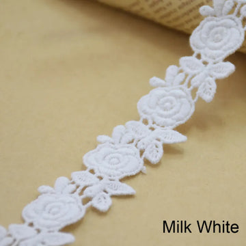 ruban dentelle coton blanc motifs floraux roses feuilles romantique ajouré 2.5cm écologique soluble eau
