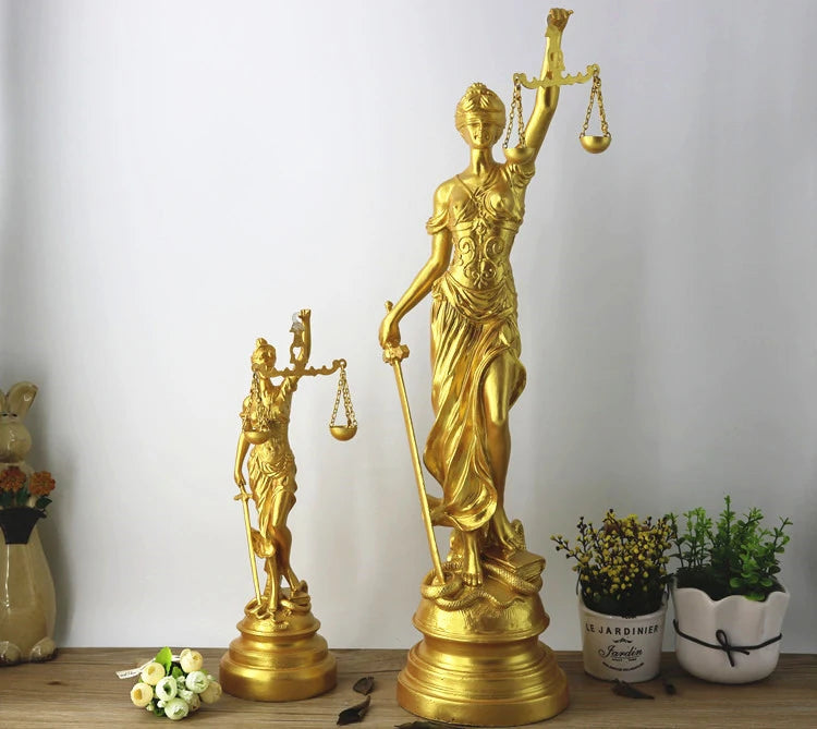 statue ornementale justice égale balance épée détail classique blanc orDecoration intérieure antique modernisée