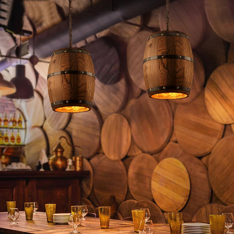 Comparaison de la lampe suspendue en bois avec d'autres luminaires