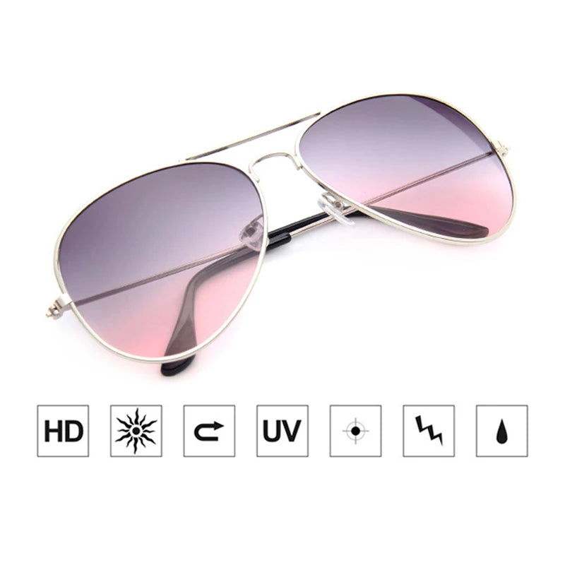 Lunettes de soleil miroir unisexe en métal - porté par une femme