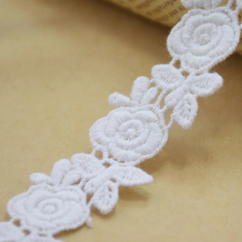 ruban dentelle coton blanc motifs floraux roses feuilles romantique ajouré 2.5cm écologique soluble eau