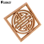 Décoration murale en bois sculpté motifs floraux vue de face