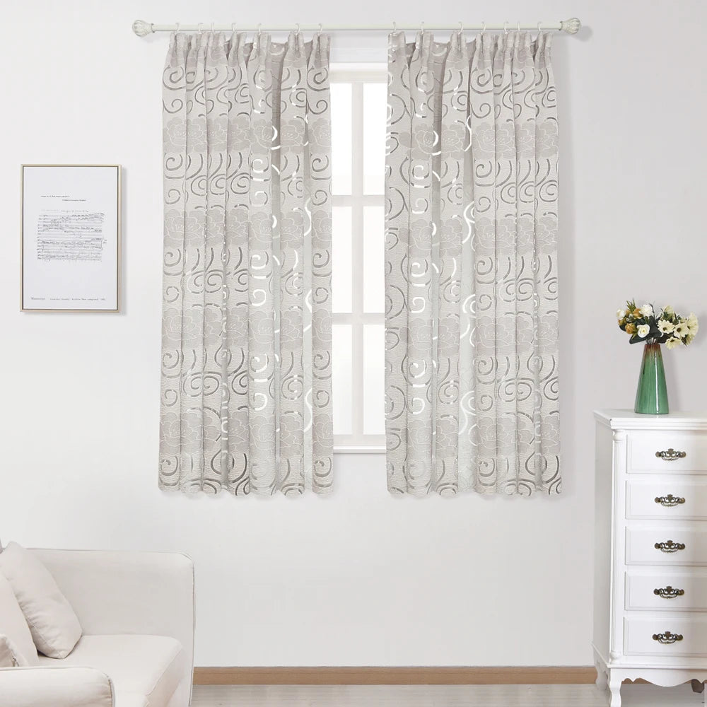 rideaux modernes transparents motifs fleurs gris beige rose anneaux métalliques fenêtre salon