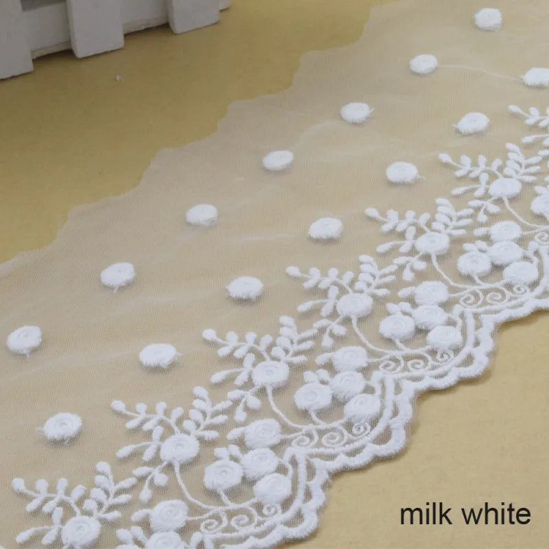 dentelle tulle blanche motifs floraux bordure ajourée tissu voile élément relief romantique floral