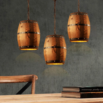 Lampe suspendue en bois design rétro vue de face