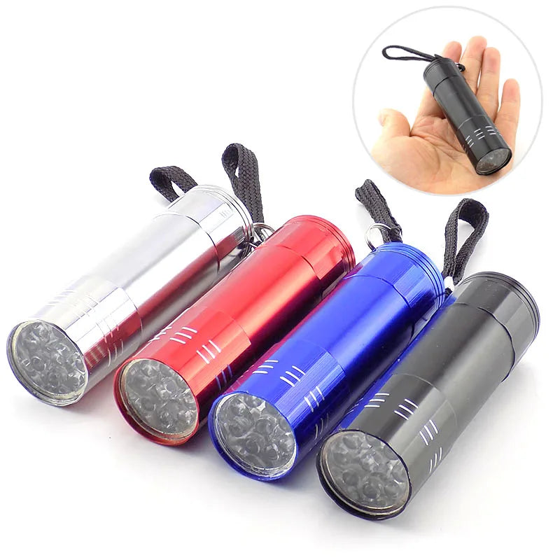 lampe torche argent rouge bleu noire lisse moderne compact cordelette porte clés rechargeable led