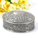 boîte bijoux vintage métal ornements floraux argenté clapets tissu intérieur blanches broche pierres précieuses