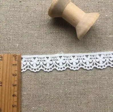 ruban dentelle blanche fleurs motif floral opacité classique