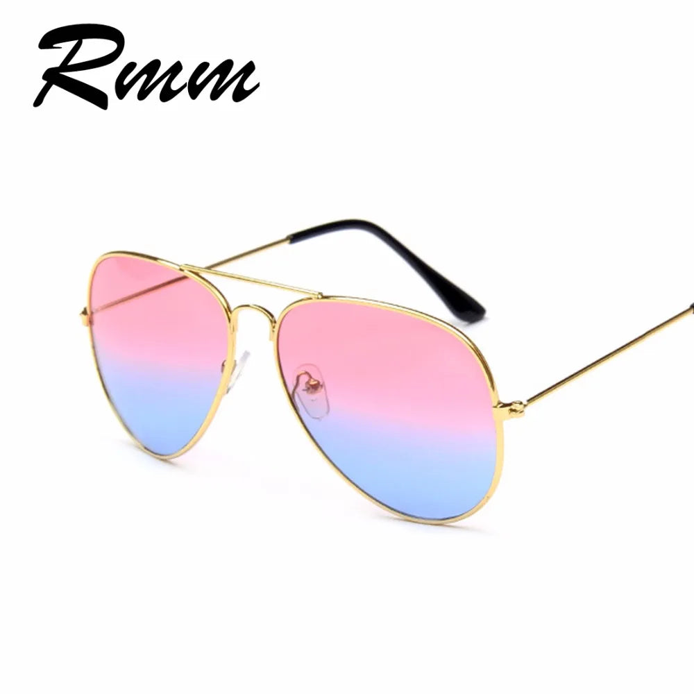 Lunettes de soleil miroir unisexe en métal - porté par un homme