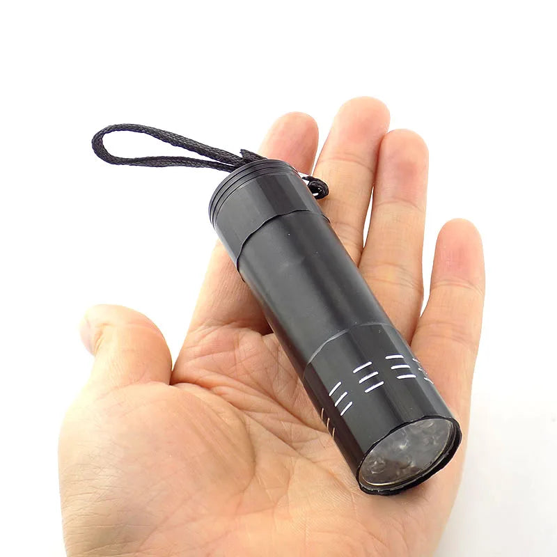 lampe torche argent rouge bleu noire lisse moderne compact cordelette porte clés rechargeable led