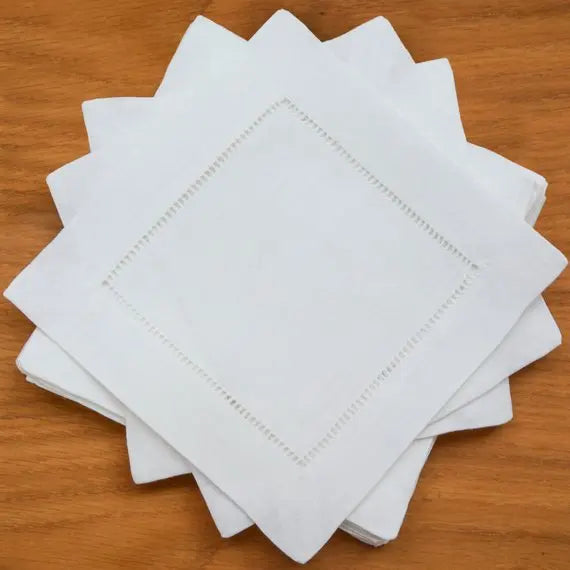 serviettes cocktail blanc lin bordure brodée 20cm table restaurant dîner événement