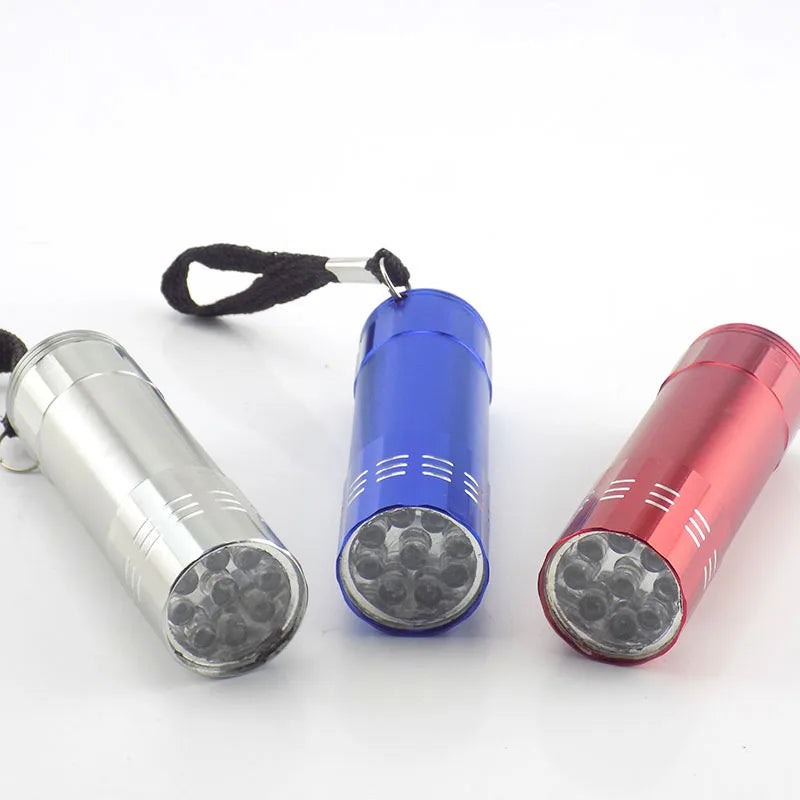 lampe torche argent rouge bleu noire lisse moderne compact cordelette porte clés rechargeable led