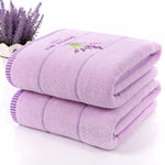 serviettes coton violet brodé fleurs classiques blanches maison rapide douces