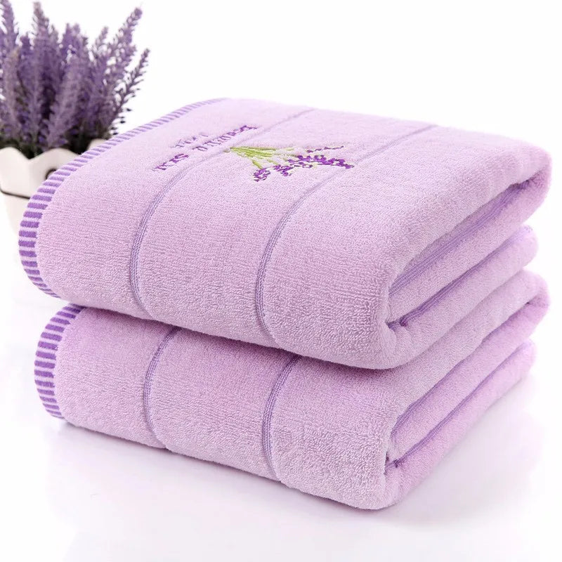 serviettes coton violet brodé fleurs classiques blanches maison rapide douces