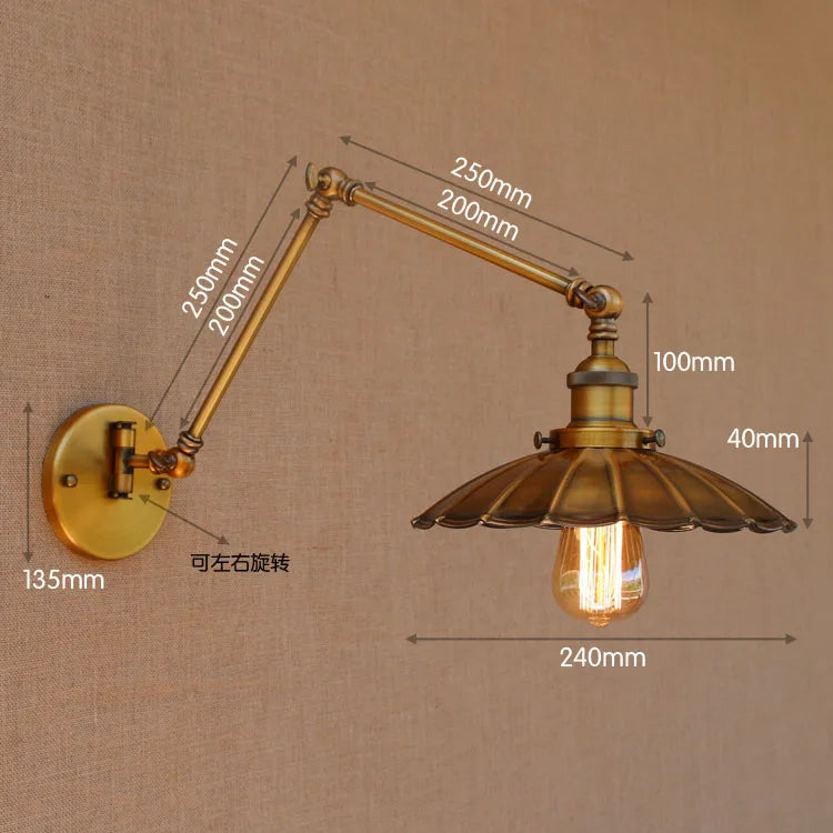 Close-up sur le bras pivotant réglable de l'applique murale