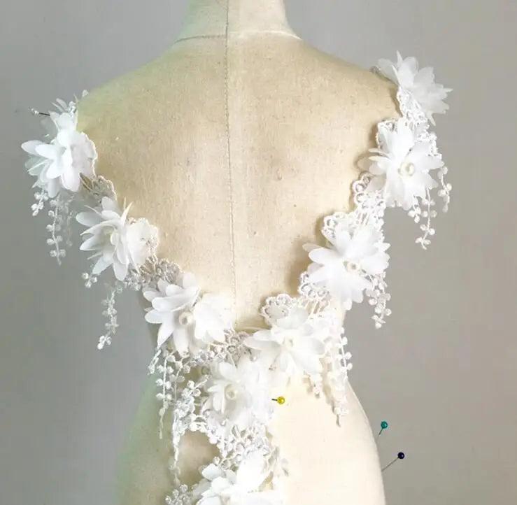 ruban décoratif blanc dentelle fleurs élégant romantique vêtement robe personnalisable textile embellissement sophistication