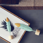décoration intérieure moderne plumes bois oiseaux décoratifs vert menthe doré table salon