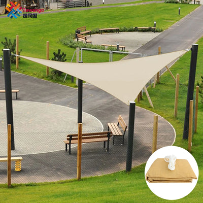 Voile d'ombrage triangulaire crème installée sur une terrasse