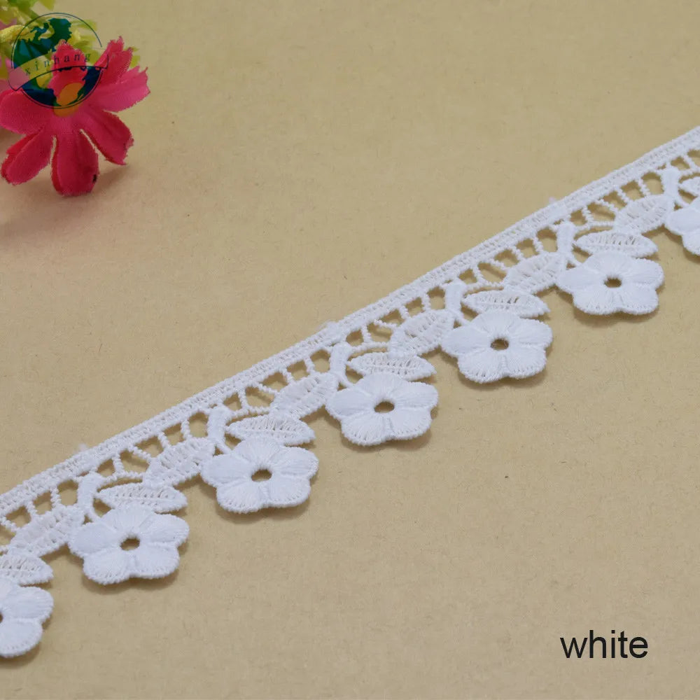 ruban dentelle polyester largeur 3.3cm blanc motifs floraux tissu guipure traditionnel accessoire couture tricot
