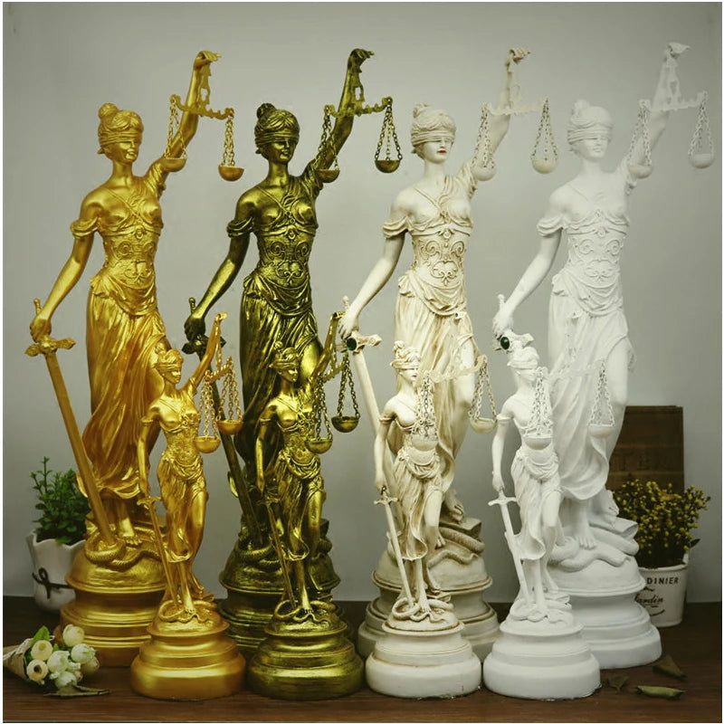 statue ornementale justice égale balance épée détail classique blanc orDecoration intérieure antique modernisée