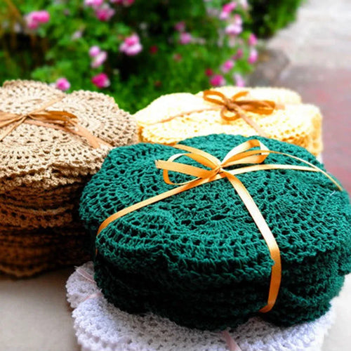 Napperon en crochet fait main rond blanc vintage sur table en bois