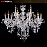 Lustre en cristal moderne allumé diffusant une lumière douce