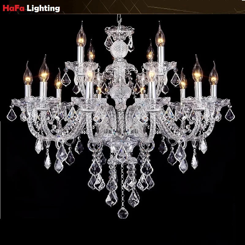 Lustre en cristal moderne allumé diffusant une lumière douce