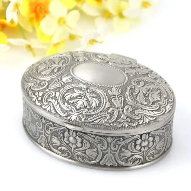 boîte bijoux vintage métal ornements floraux argenté clapets tissu intérieur blanches broche pierres précieuses