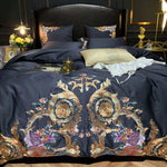 Détail de la broderie sur la housse de couette bleu marine