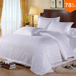 Housse de couette en coton blanc rayé sur un lit