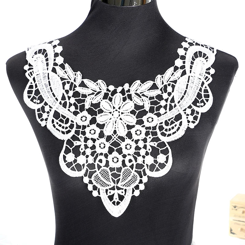dentelle fine blanche fleurs motifs géométriques broderie opacité tissu polyester couture robe chemisier decoration