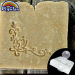 savon artisanal blanc motifs floraux gravés texture granuleuse traditionnel sans anse utilisation