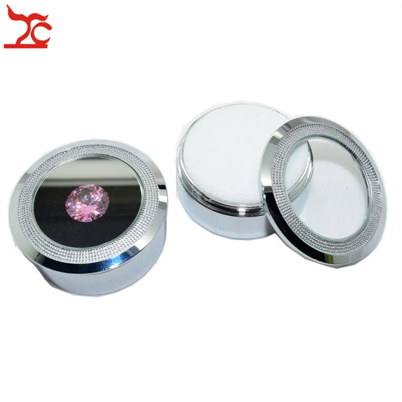 Présentation de bijoux dans la boîte ronde sur fond neutre