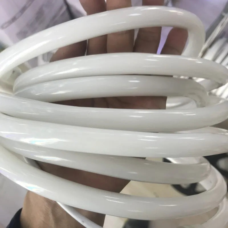 Tube néon LED blanc chaud illuminant une tête de lit
