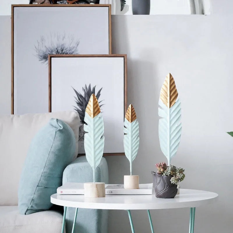 décoration intérieure moderne plumes bois oiseaux décoratifs vert menthe doré table salon