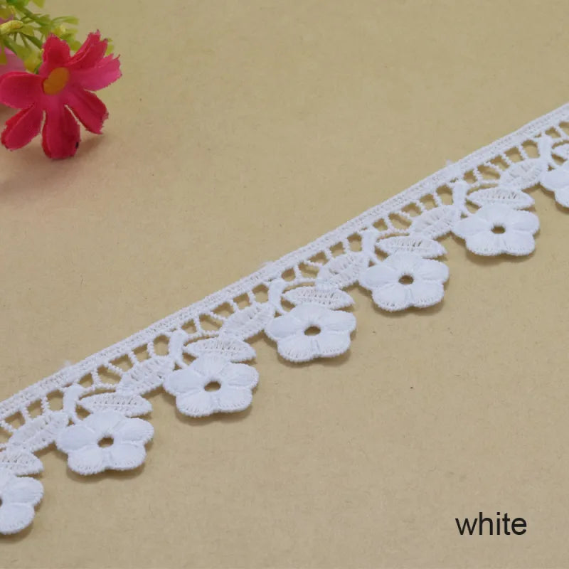 ruban dentelle polyester largeur 3.3cm blanc motifs floraux tissu guipure traditionnel accessoire couture tricot